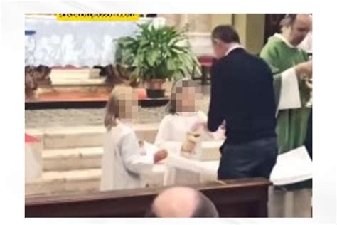 Illustrazione di un Ministro Straordinario che distribuisce la Comunione durante la Messa in una chiesa