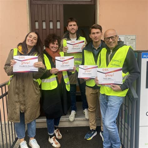 Foto di un gruppo di volontari sorridenti al Banco Libero