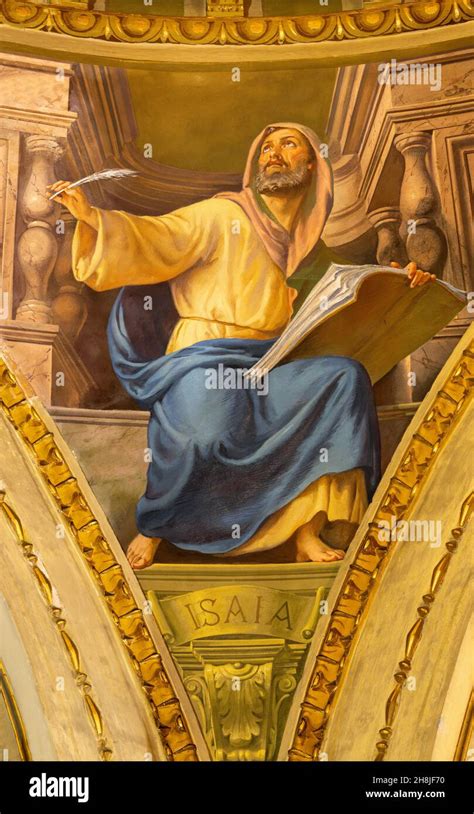 Un'illustrazione solenne del profeta Isaia nel tempio, con una luce divina che emana da un trono elevato, circondato da una nube di fumo e maestà.