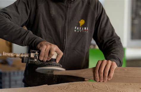 Infografica che mostra le diverse fasi della lavorazione artigianale di una statua in legno in Val Gardena