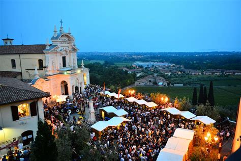 Foto panoramica di Polpenazze del Garda con accento sul contesto della comunità