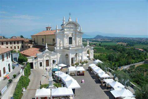 Foto esterna della Chiesa di San Pietro in Lucone a Polpenazze