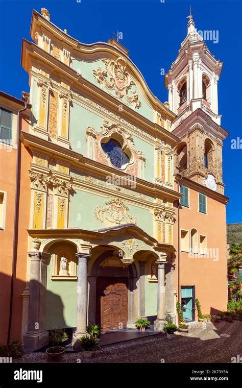 Foto di una chiesa, magari a Ceriale o Dolcedo