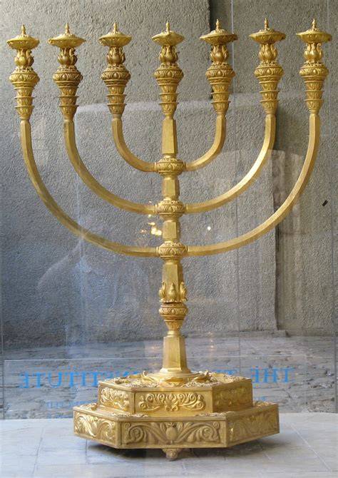 Foto di un candelabro a sette bracci medievale (Menorah)