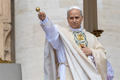 Coppia che riceve la benedizione nuziale durante la Messa.