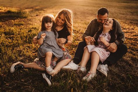 Famiglia felice con bambini, simbolo della fecondità del matrimonio.