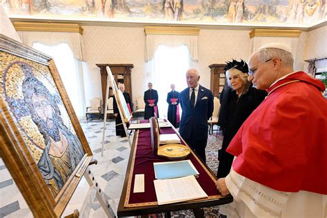 Infografica con i doni simbolici scambiati tra il Papa e la comunità penitenziaria di Rebibbia durante il Giubileo