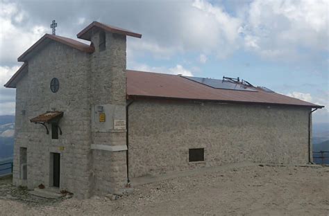 Veduta architettonica del Santuario di San Giuseppe da Leonessa e del suo contesto urbano nel borgo medievale.