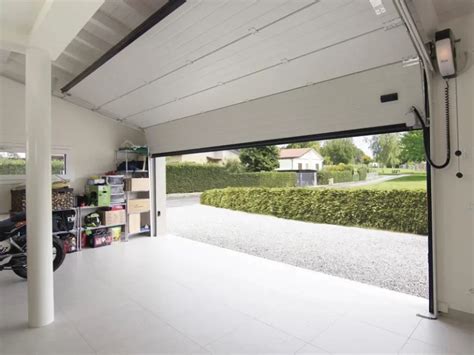 Foto panoramica di una moderna porta basculante o sezionale installata in un garage residenziale toscano