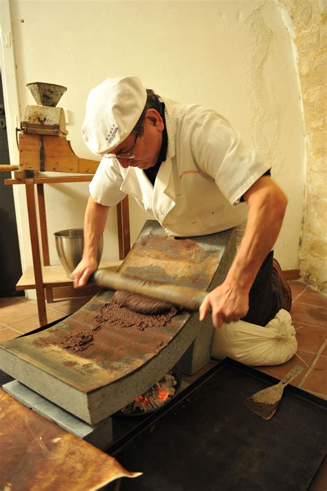 Foto d'epoca o ricostruzione storica del laboratorio di produzione artigianale di serrande