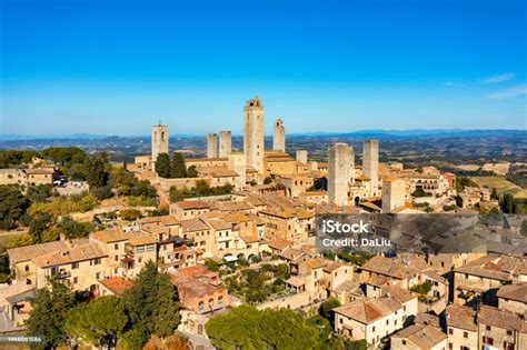 Veduta esterna dell'Abbazia di Ferrania con l'antico borgo medievale e la natura circostante