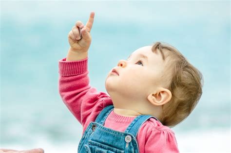 Un'illustrazione colorata che mostra un bambino in un momento di riflessione serena in una chiesa o nella sua cameretta, con simboli che richiamano la luce e il dialogo con Dio.