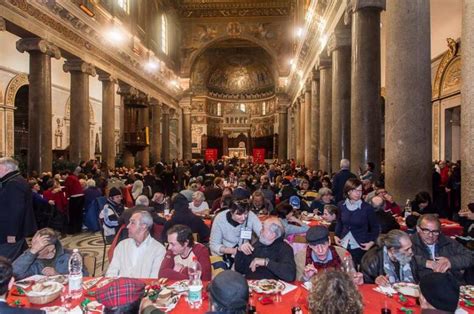Mense dei poveri o persone in coda per il pane