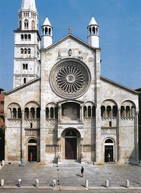 Vista esterna della Cattedrale di Tortona, con facciata neoclassica
