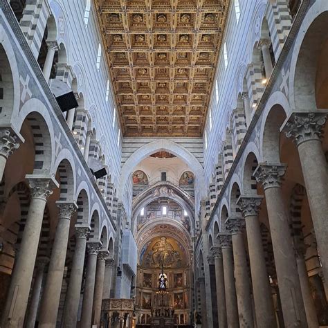 Interno della Cattedrale di Tortona, con vista sulle navate e l'altare maggiore