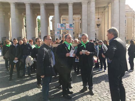 Foto di un gruppo di pellegrini durante un evento giubilare diocesano nella Diocesi di Tortona