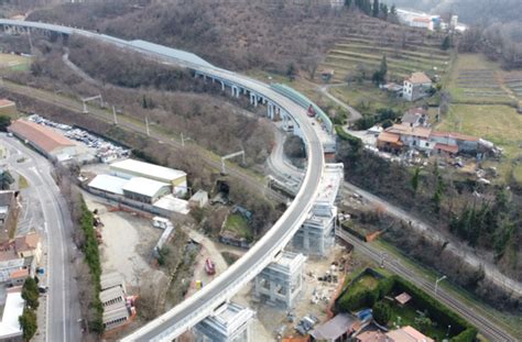 Foto aerea del viadotto crollato sull'A6 Torino-Savona vicino ad Altare con evidenza della frana