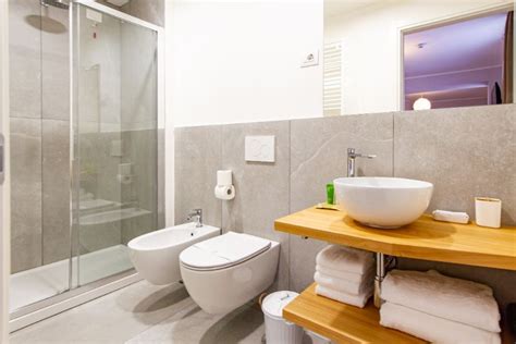 interni di una camera con bagno privato presso la pensione 