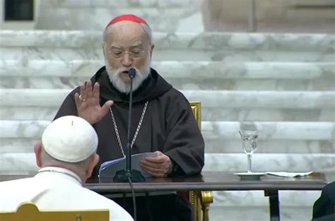 Cardinale Raniero Cantalamessa in meditazione