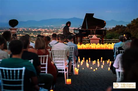 Foto panoramica dello spazio Santa Rita Garden allestito per eventi culturali all'aperto