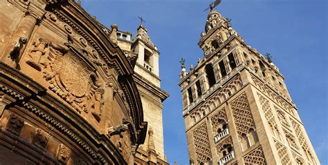 Veduta panoramica esterna della Cattedrale di Siviglia con la Giralda