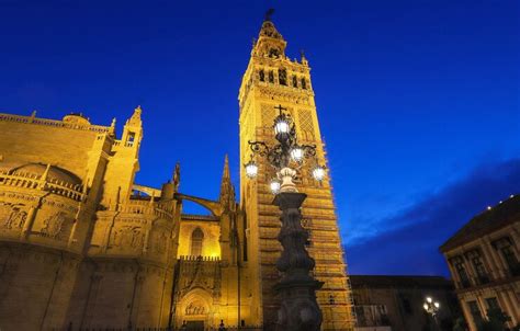 Dettaglio architettonico della torre Giralda e del Giraldillo