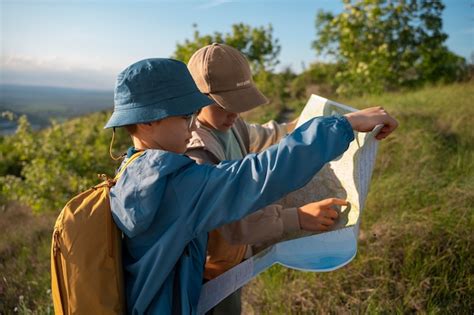 Bambini che esplorano un ambiente naturale all'aperto