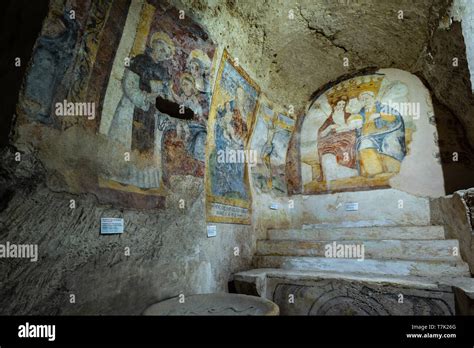 Foto interna di una cripta con affreschi antichi nella Ciociaria