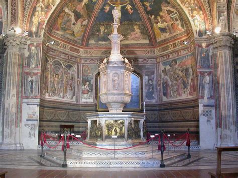 Veduta della fonte battesimale originale all'interno della Chiesa di San Giovanni in Bragora a Venezia con la copia dell'atto di battesimo