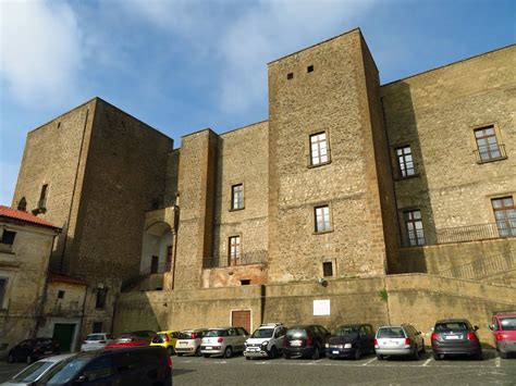 Foto panoramica del Castello Ducale di Sessa Aurunca, evidenziando le mura e le torri