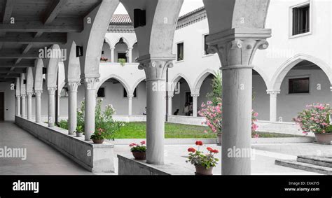 Dettaglio della loggia del giardino pensile con arcate gotiche e colonne antiche nel Castello di Sessa Aurunca