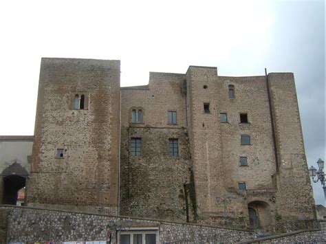 Interno del Castello di Sessa Aurunca, mostrando il salone o la cappella con volta a crociera