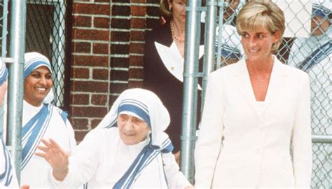 Madre Teresa e Principessa Diana che si tengono per mano