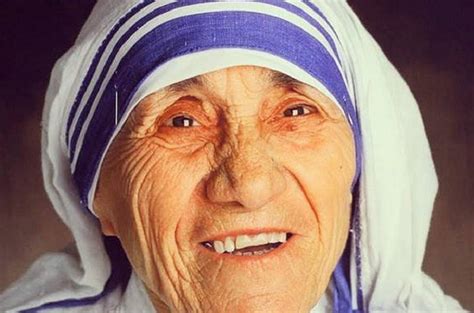 Foto di Madre Teresa di Calcutta, sorridente e umile, con le Suore Missionarie della Carità