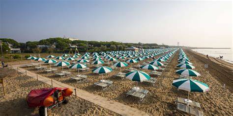 Spiaggia attrezzata di Bibione con ombrelloni e lettini