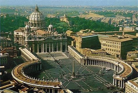 Vista esterna della Basilica di San Pietro con la Piazza antistante