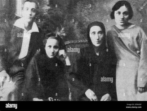 Foto di Madre Teresa da bambina o giovane Agnes Bojaxhiu con la sua famiglia