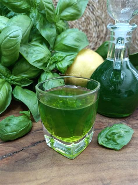 macerazione di foglie di basilico in alcol