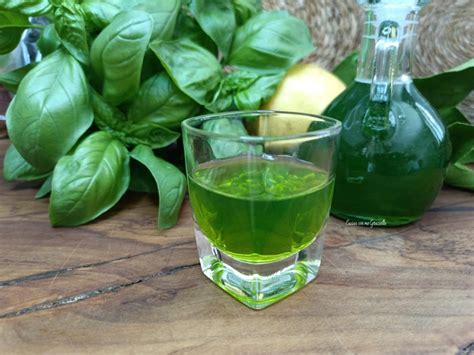 filtraggio del liquore al basilico