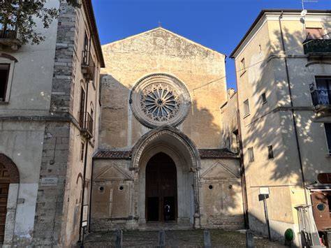Veduta esterna della Chiesa di San Domenico a Cosenza con rosone medievale