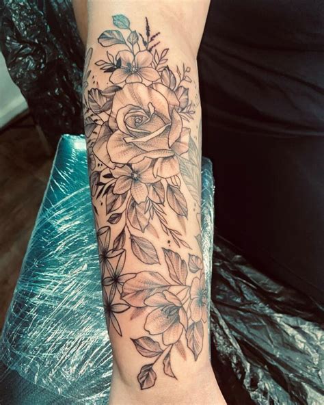 foto di tatuaggi rosario su diverse parti del corpo, inclusa una sul petto
