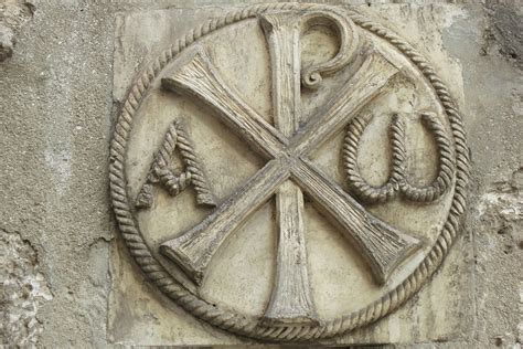 Raccolta di simboli cristiani classici: il pesce, l'ancora, la colomba e il monogramma di Cristo XP