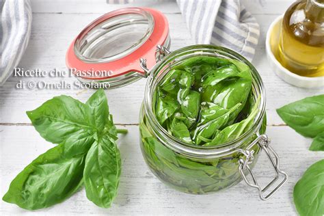 Barattoli di basilico sott'olio