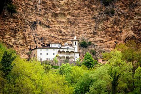 Foto tematica di un eremo immerso nella natura