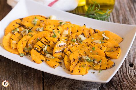 illustrazione di una zucca delica arrostita e ingredienti come coriandolo e sale
