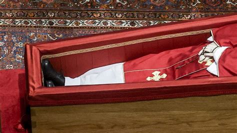 Interni delle aule accoglienti e colorate dell'Oratorio Papa Francesco, con nomi di luoghi simbolici