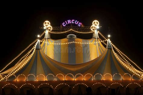 Tenda del circo illuminata di notte con persone che entrano