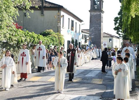 Processione mariana con rose dalla chiesa di San Salvatore in Lauro