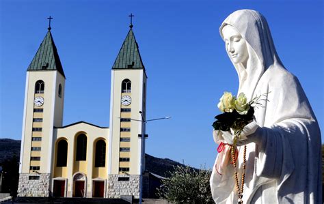 Veduta aerea di Medjugorje con i suoi luoghi di culto