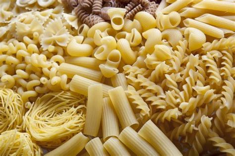 Piccoli cilindretti di pasta liscia e rigata, tipici formati padrenostri e avemarie